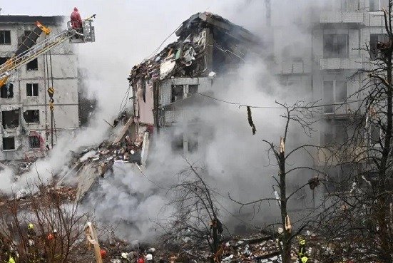 Rusia lanza letal bombardeo y avanza hacia posición clave en Ucrania