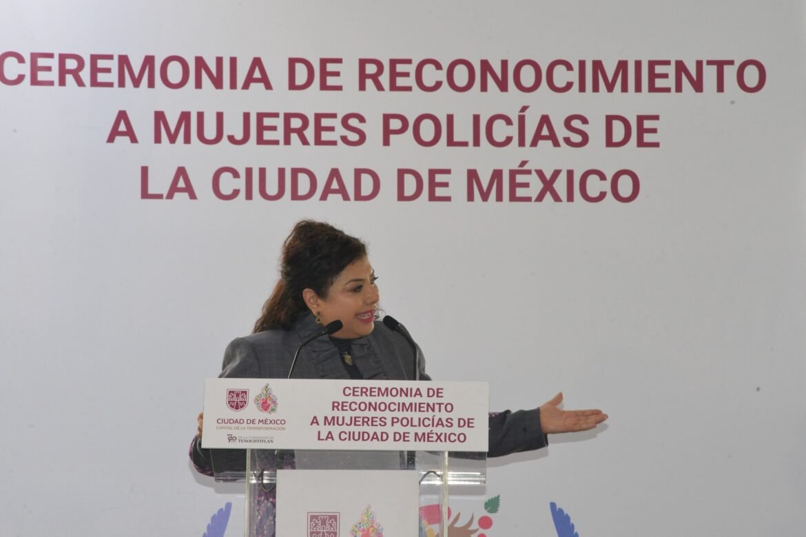 Destaca jefa de Gobierno Clara Brugada la presencia de las mujeres policías en la SSC al entregar reconocimientos a uniformadas