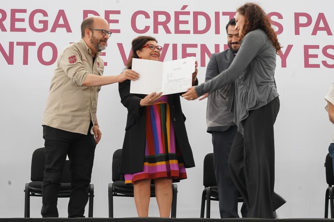 Entrega Brugada 6 mil créditos para Mejoramiento de Vivienda y mil escrituras