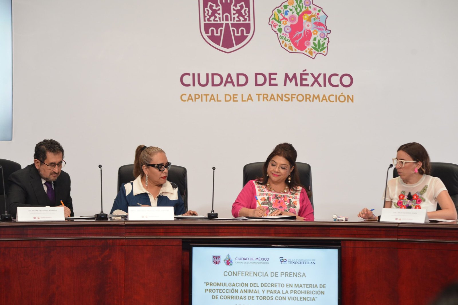 Firma Brugada decreto en materia de protección animal