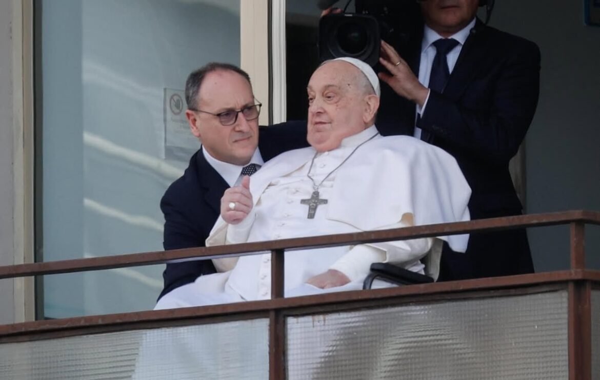 Reaparece el Papa Francisco tras 38 días hospitalizado