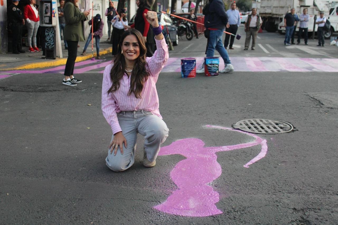 Alcaldía Cuauhtémoc ilumina Buenavista con luz violeta