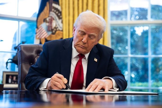 Firma Trump aranceles del 25% a automóviles fabricados fuera de EU