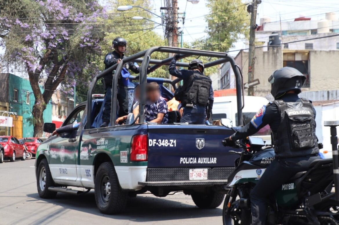Policía auxiliar de la alcaldía Cuauhtémoc remite a nueve franeleros y envía ocho motos al corralón, en la colonia Doctores
