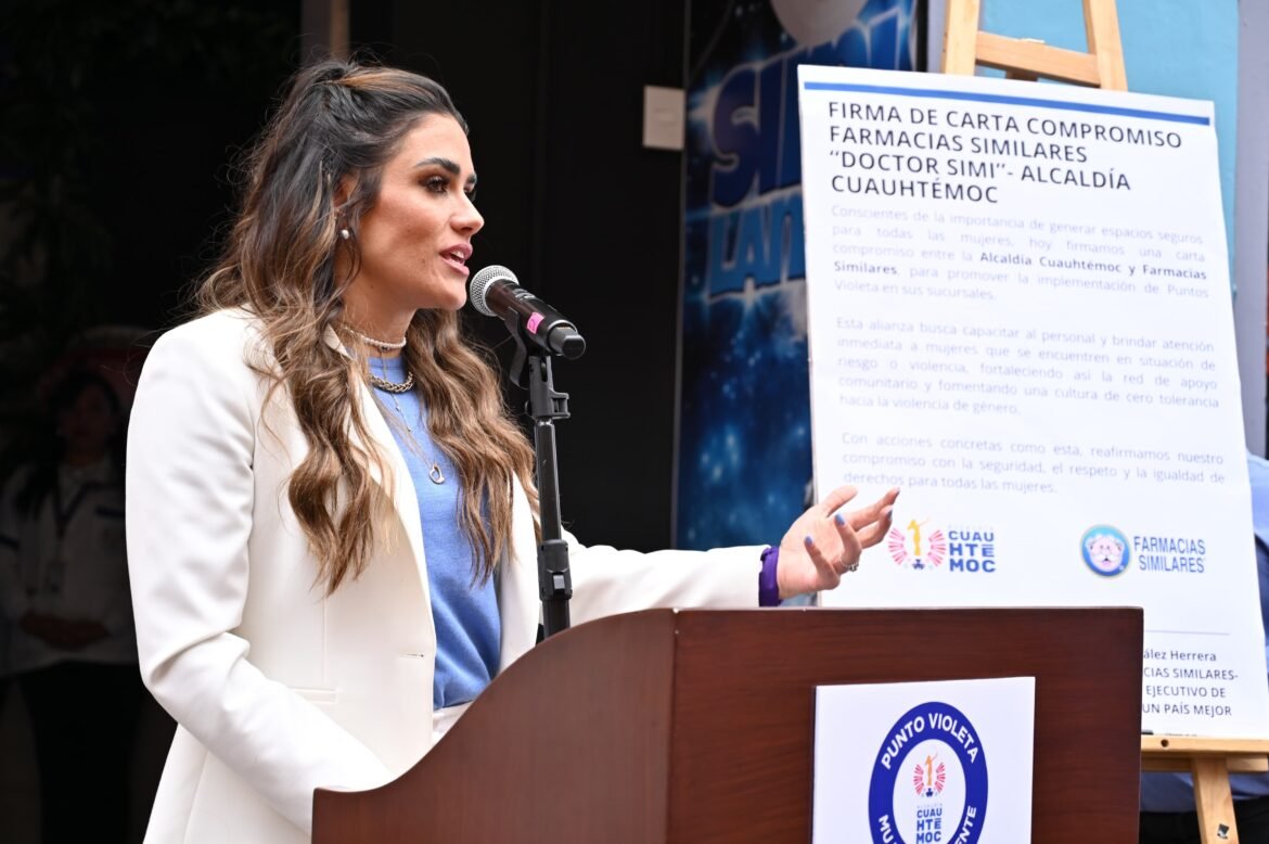 Ale Rojo de la Vega y Víctor González Herrera instalan primer punto violeta en Farmacias Similares