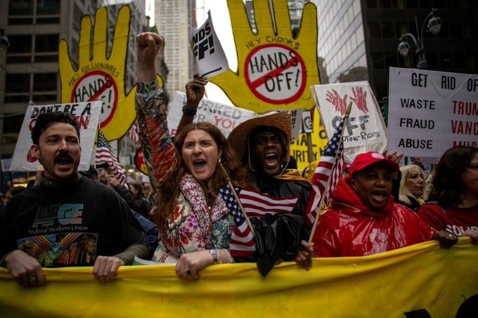 Miles de personas protestan en EU. contra las política de Trump y Musk