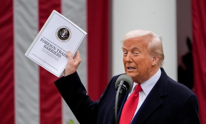Entran en vigor aranceles del 10 por ciento anunciados por Trump