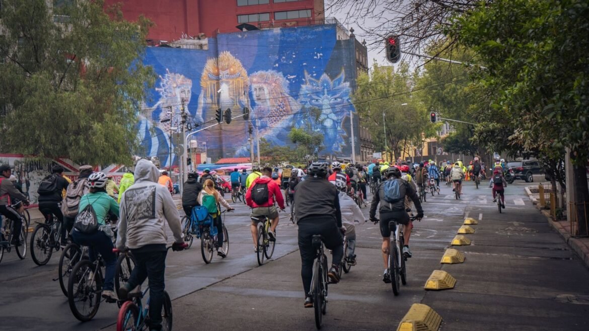Ruedan cientos de ciclistas por Tlalpan para celebrar la próxima Ciclovía "Gran Tenochtitlan"