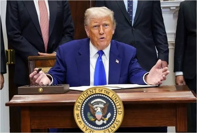 Firma Trump orden ejecutiva para que bajen precios de medicamentos