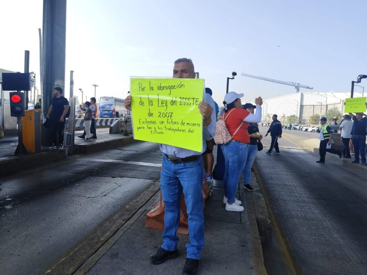 Protestan integrantes de la CNTE en casetas