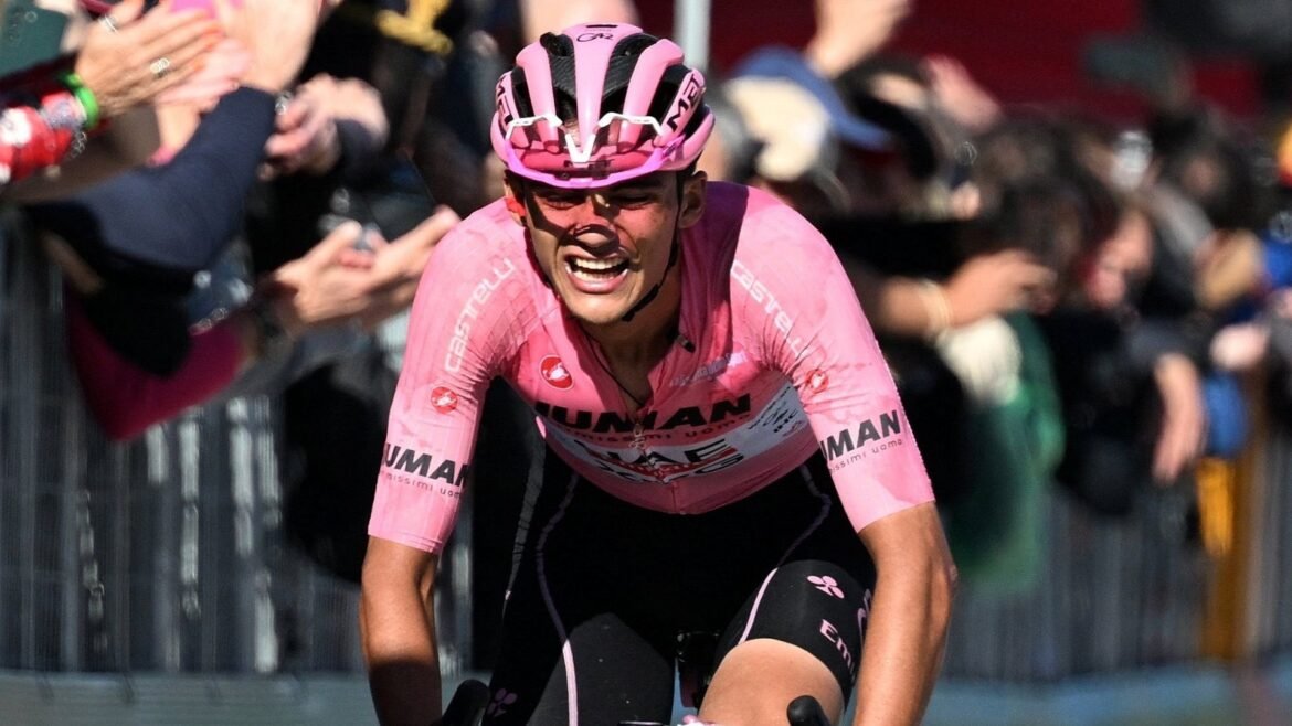 Isaac del Toro sube al podio y sigue líder del Giro