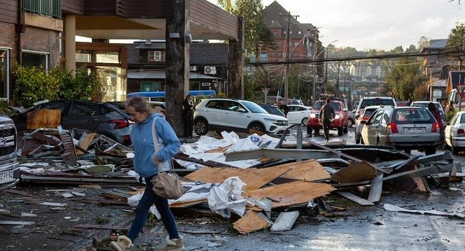 Tornado deja ocho heridos y más de 150 casas dañadas en Chile