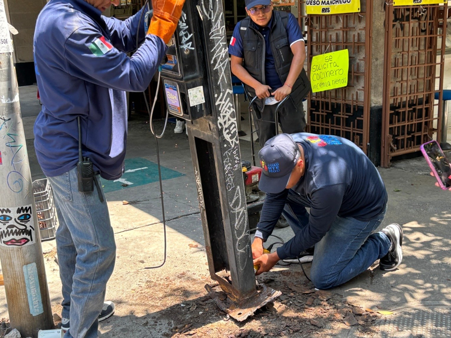 Cuauhtémoc retira 520 metros de cable en desuso en Roma Norte