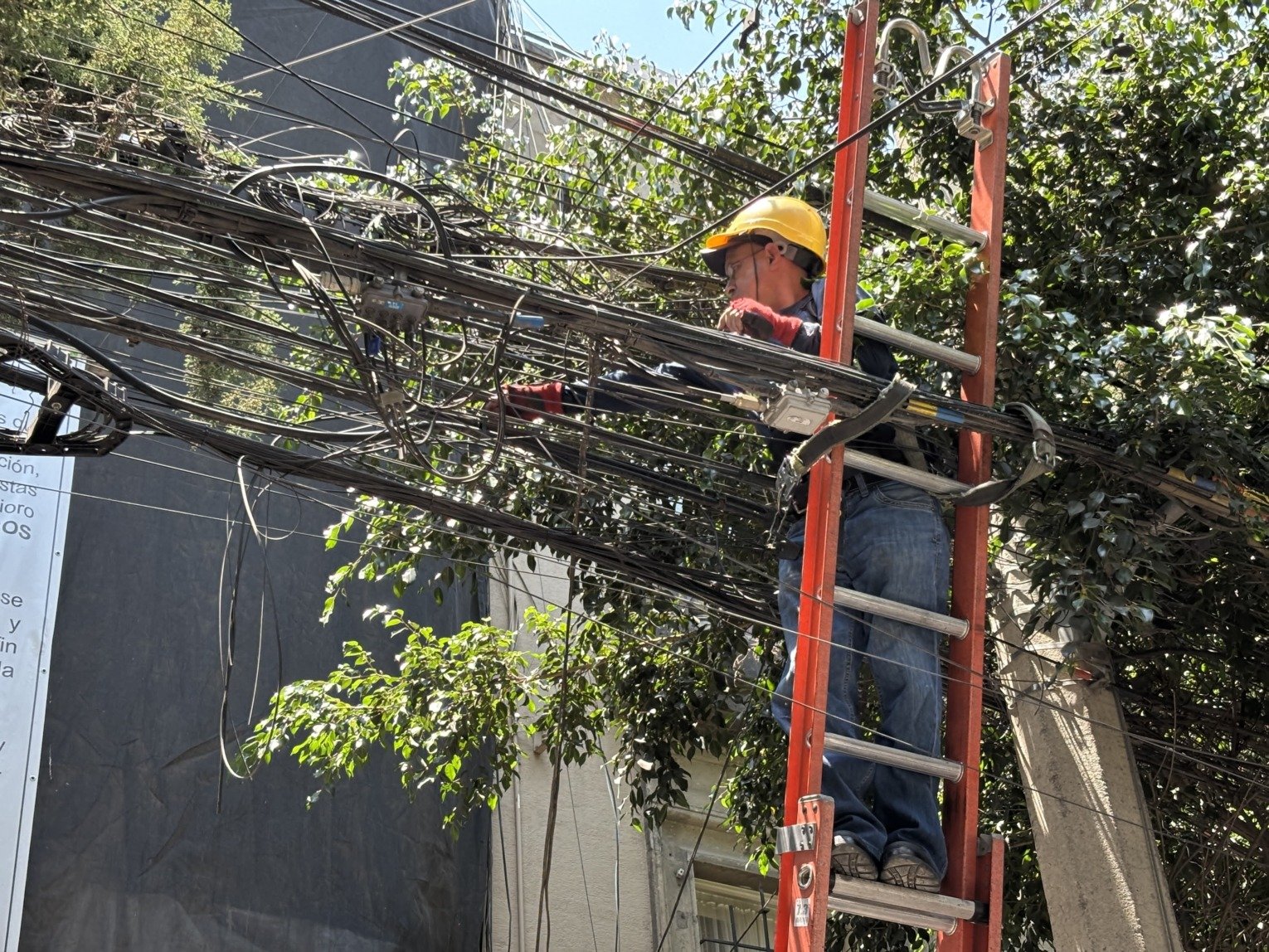 Cuauhtémoc retira 520 metros de cable en desuso en Roma Norte