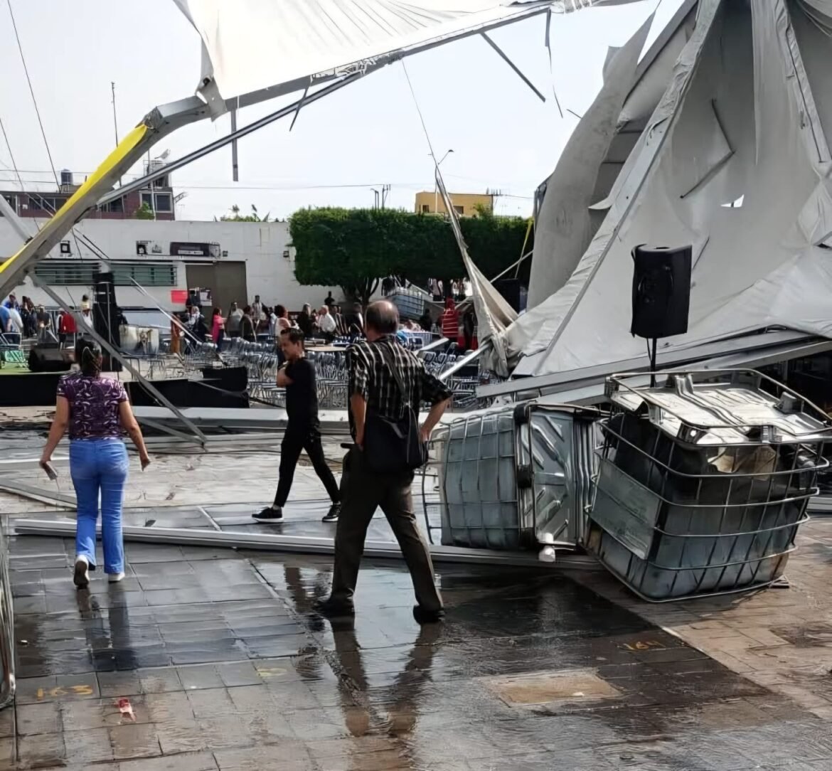 Colapsa estructura en Feria del Libro de Neza