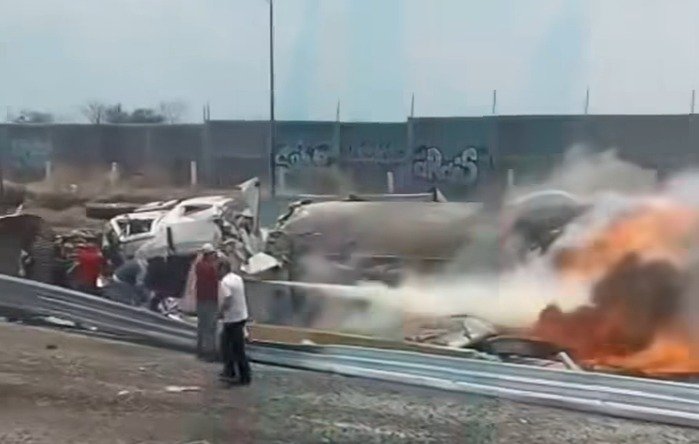 Cierran autopista México-Puebla por volcadura e incendio de pipa