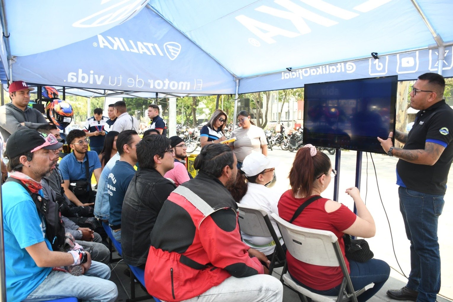 Alcaldía Cuauhtémoc se suma a clínica de manejo seguro para repartidores de plataformas digitales