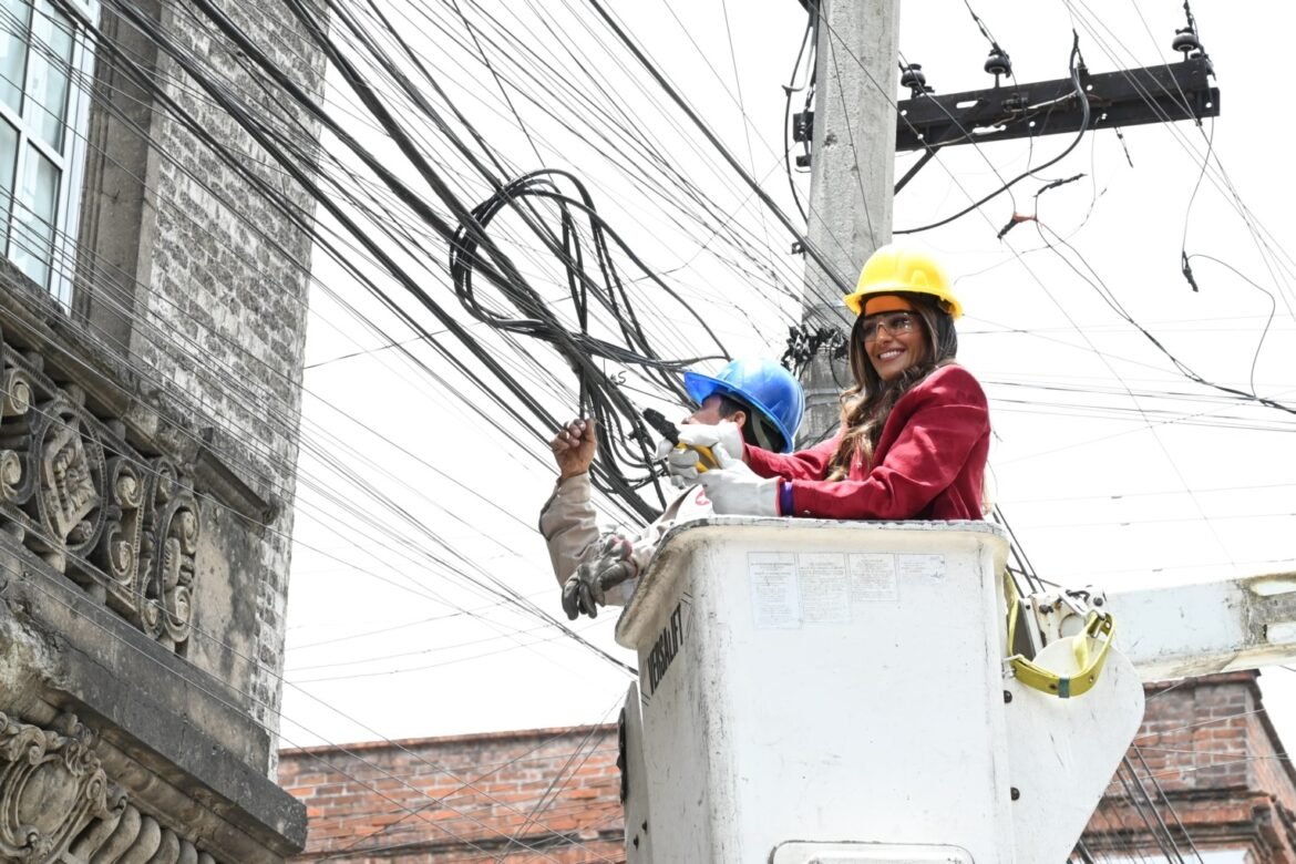 Con retiro de 200 metros de cable en desuso en Santa María la Ribera, Cuauhtémoc avanza en limpieza de calles y recuperación del espacio público
