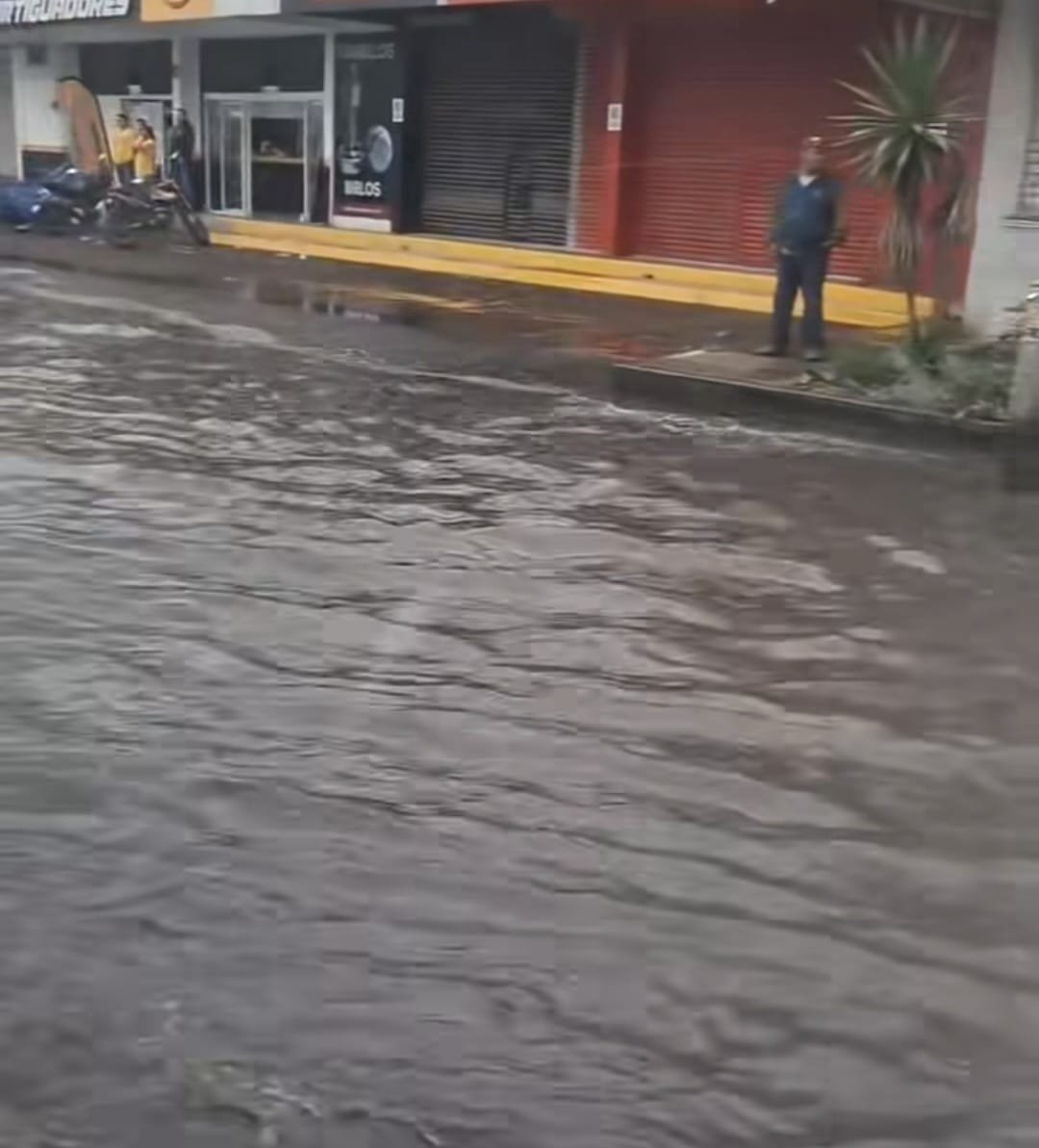 Lluvias colapsan vialidades principales de Ecatepec