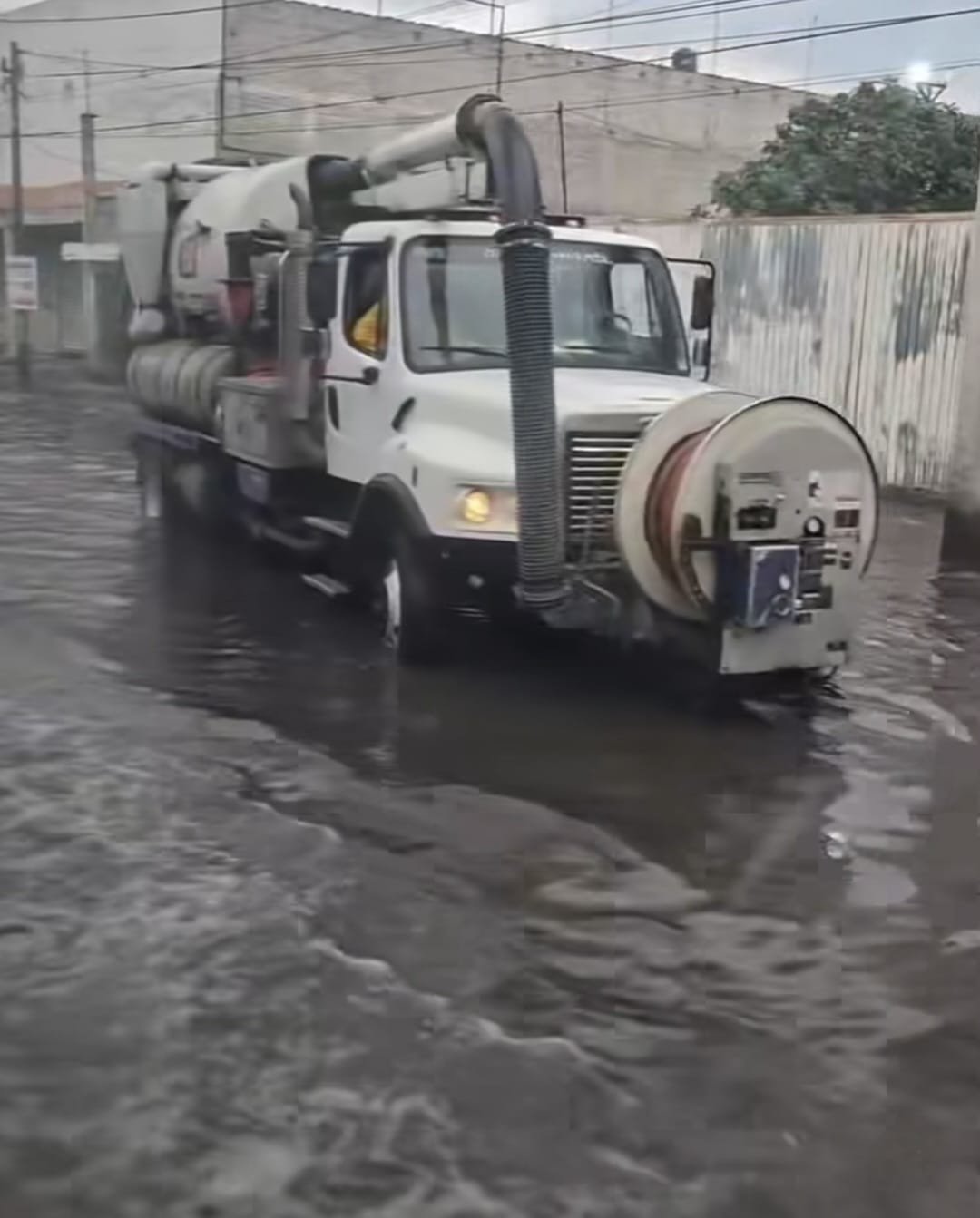 Lluvias colapsan vialidades principales de Ecatepec