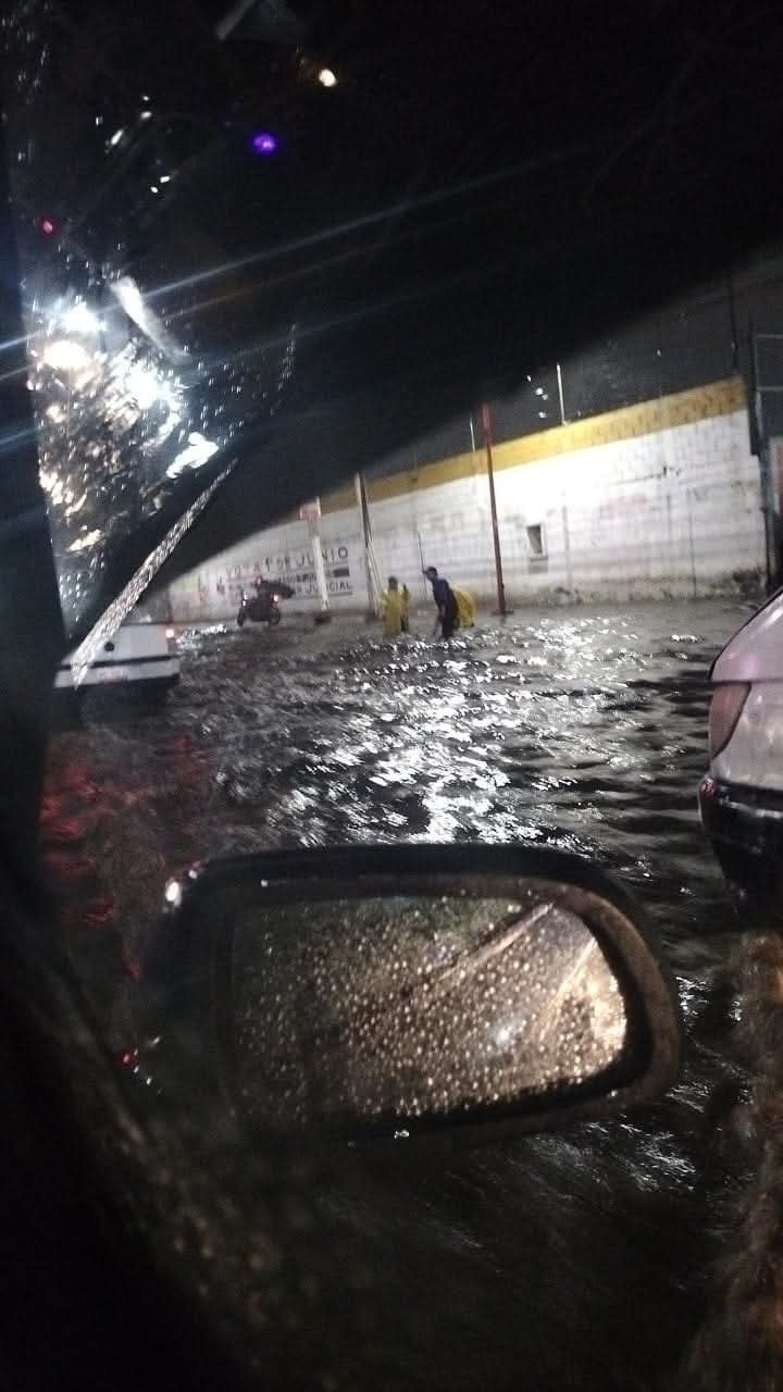 Persisten afectaciones viales tras lluvias: inundaciones y tránsito lento en el oriente del Edomex