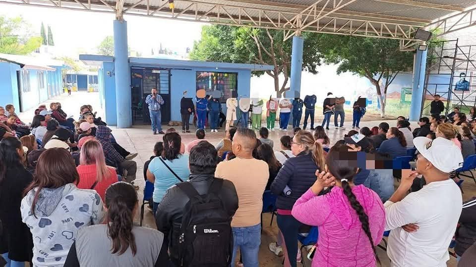 Sin clases en primaria de Cuautlalpan por amenazas a maestras; padres denuncian extorsión e impunidad