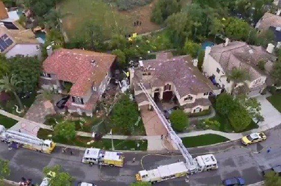 Se estrella avioneta contra casas en Los Ángeles