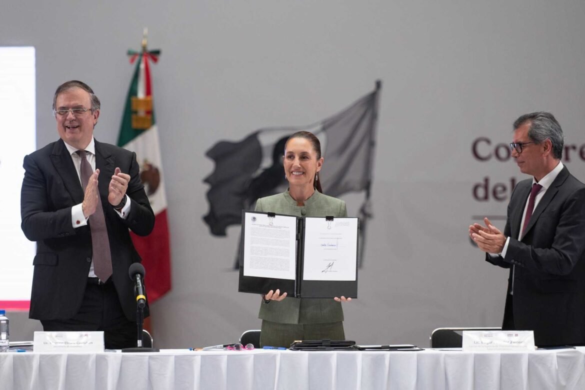 Firman acuerdo para impulsar presencia de productos nacionales en tiendas