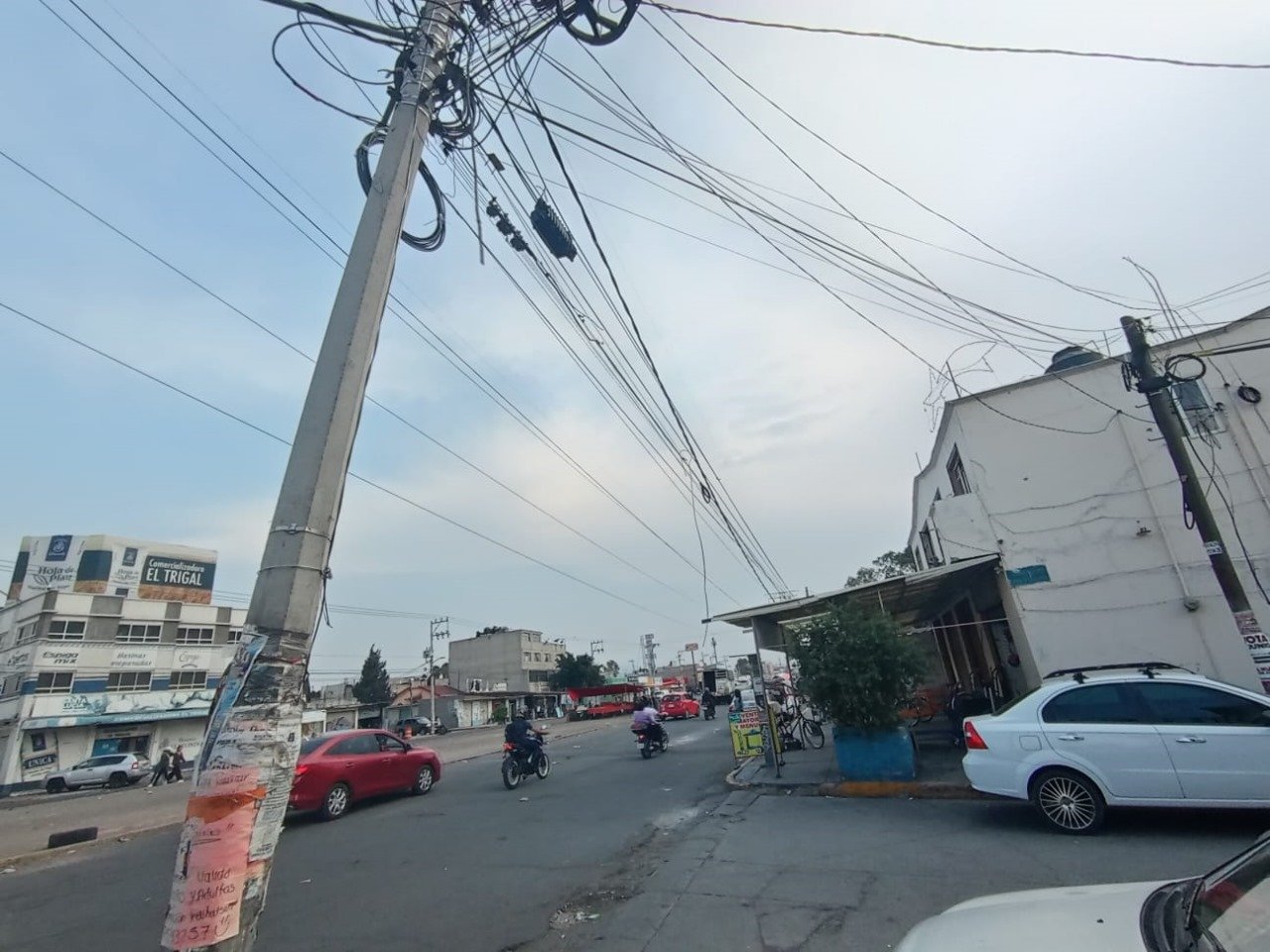 Vecinos de Chimalhuacán exigen mantenimiento a cables colgados y alumbrado público