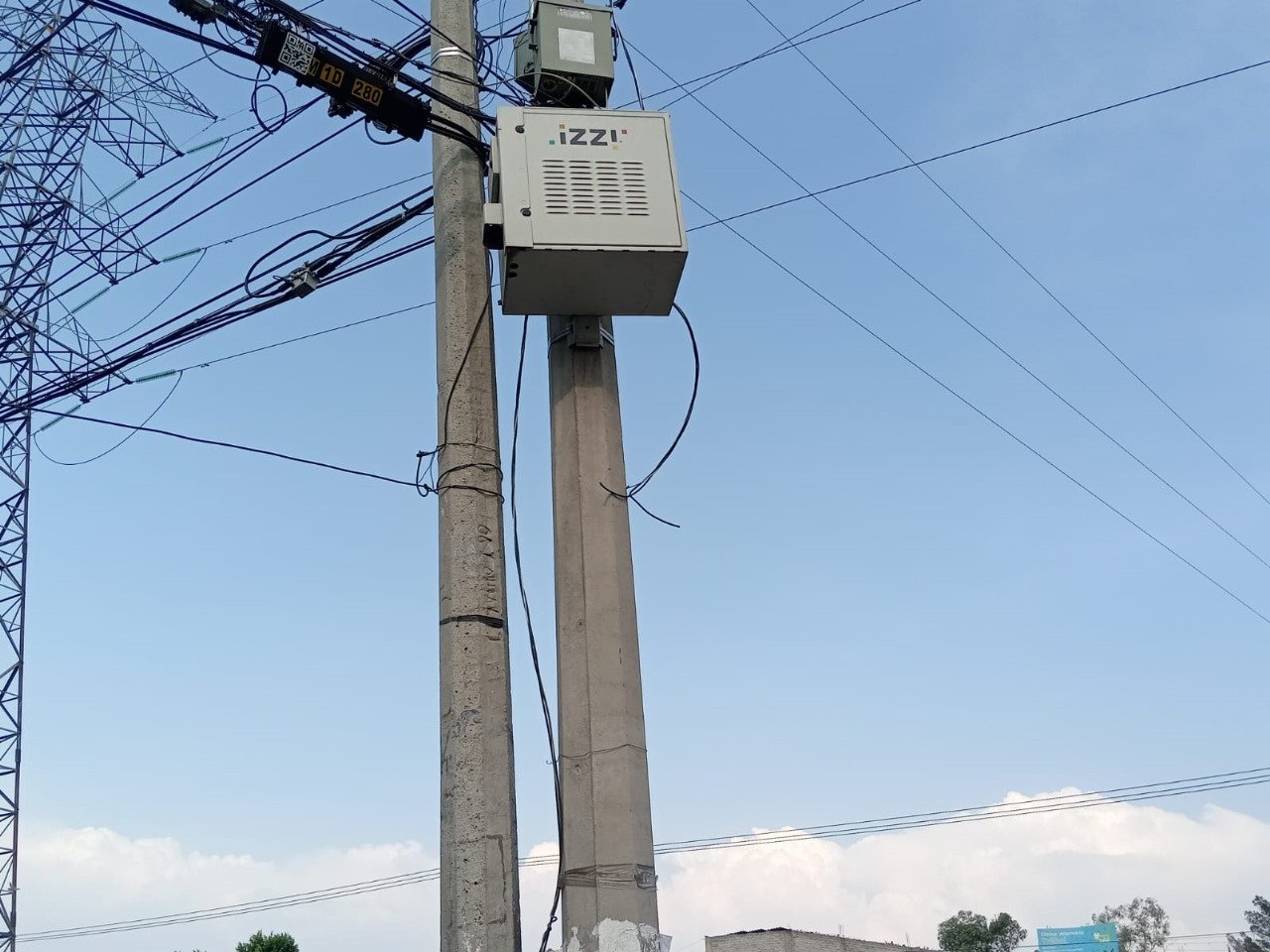 Vecinos de Chimalhuacán exigen mantenimiento a cables colgados y alumbrado público
