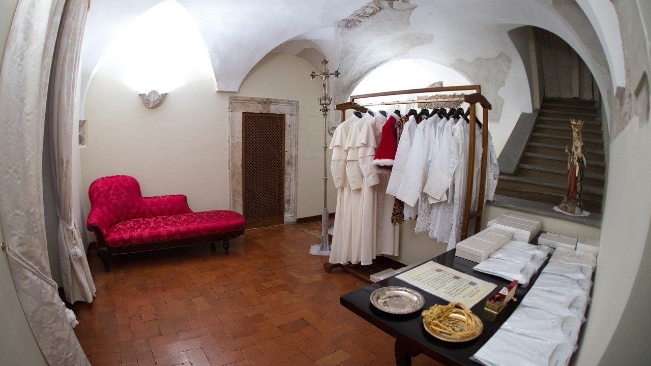 La «Sala de las Lágrimas» donde se viste al Papa