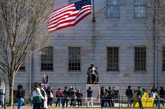 Bloquean temporalmente el veto de Trump a estudiantes extranjeros en Harvard