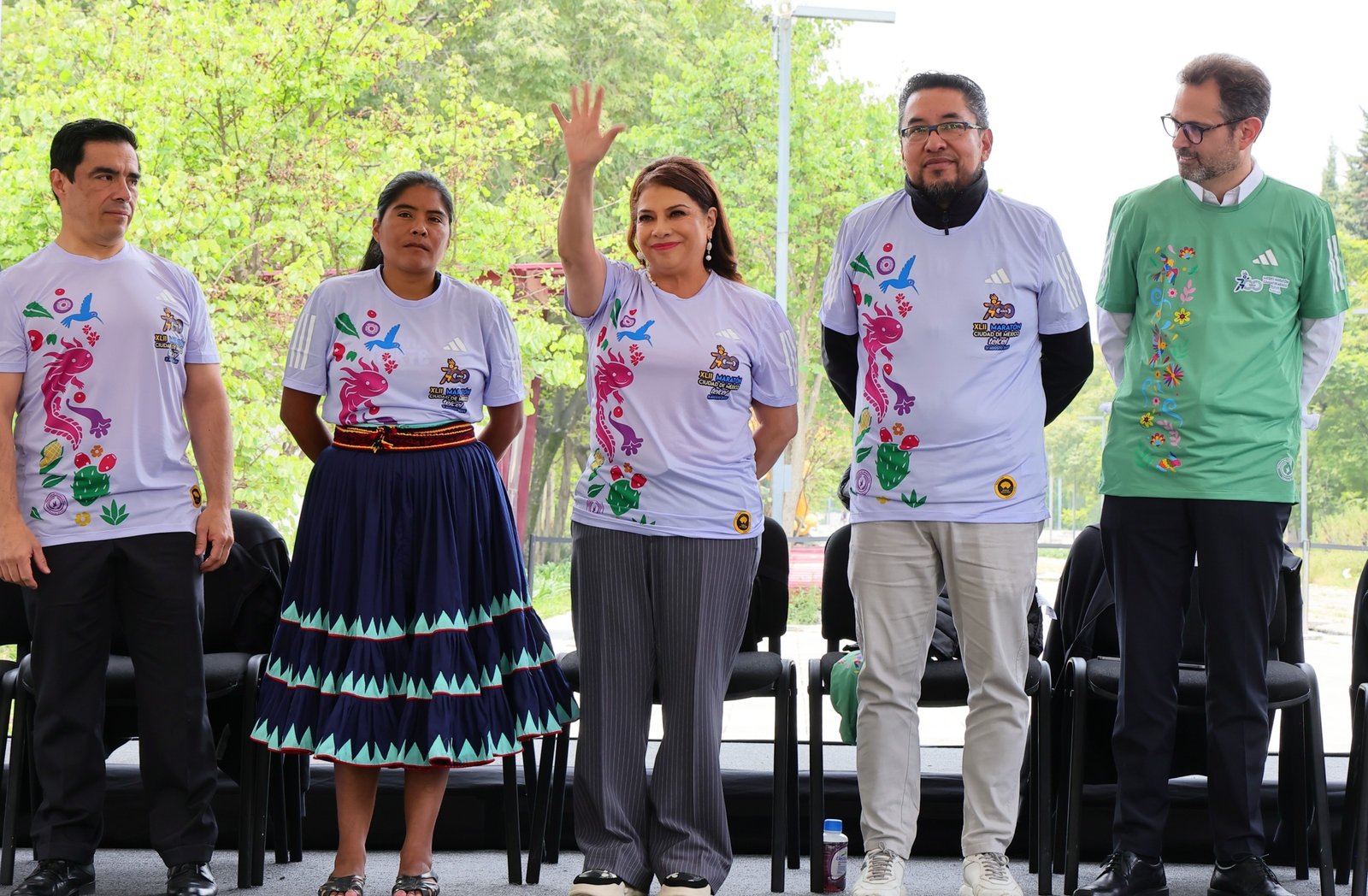 Brugada presenta medallas y playeras oficiales del Maratón y Medio Maratón CDMX 2025