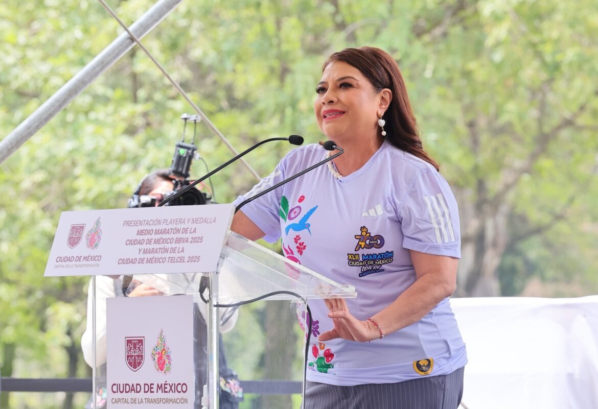 Brugada presenta medallas y playeras oficiales del Maratón y Medio Maratón CDMX 2025