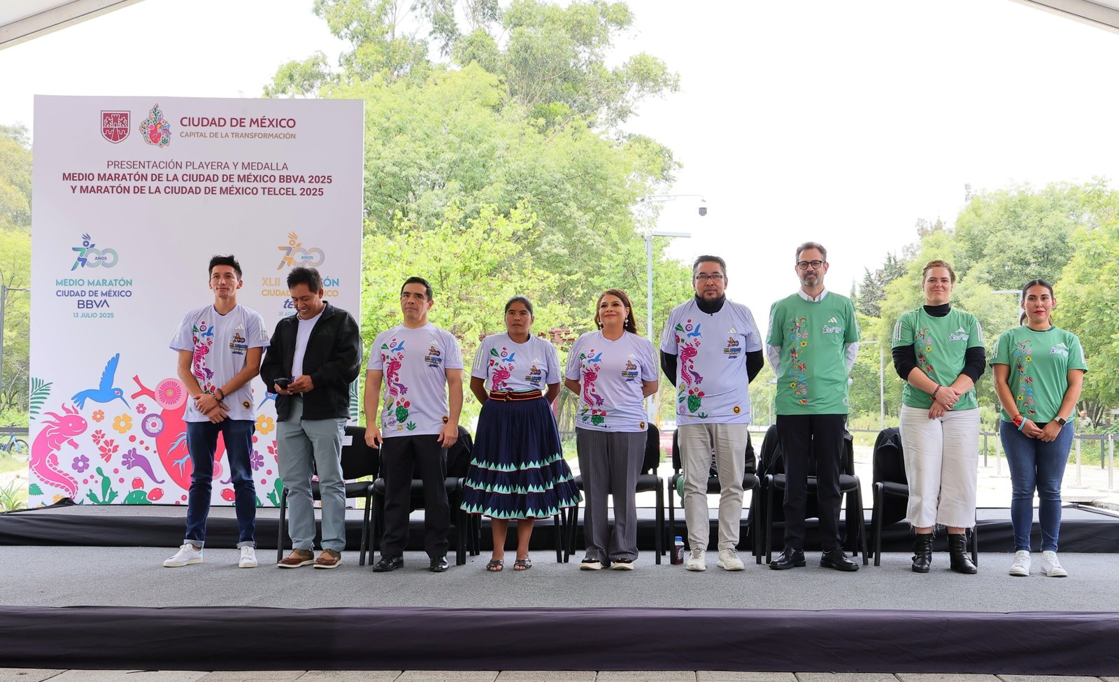 Brugada presenta medallas y playeras oficiales del Maratón y Medio Maratón CDMX 2025