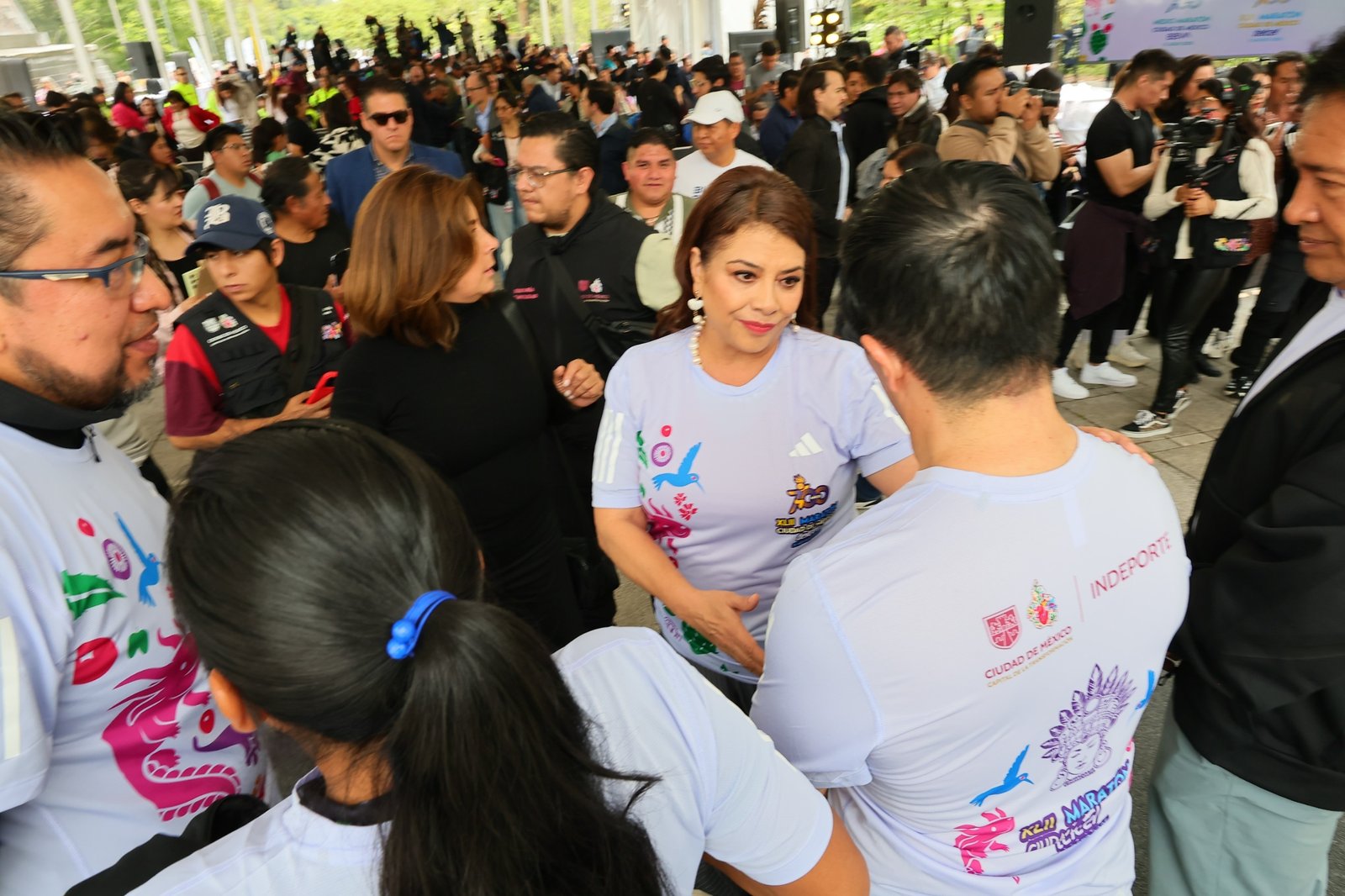 Brugada presenta medallas y playeras oficiales del Maratón y Medio Maratón CDMX 2025