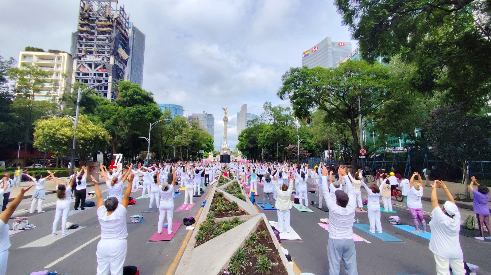 La ciudad que produce salud se fortalece con Clase Masiva Gratuita de Yoga por la Paz