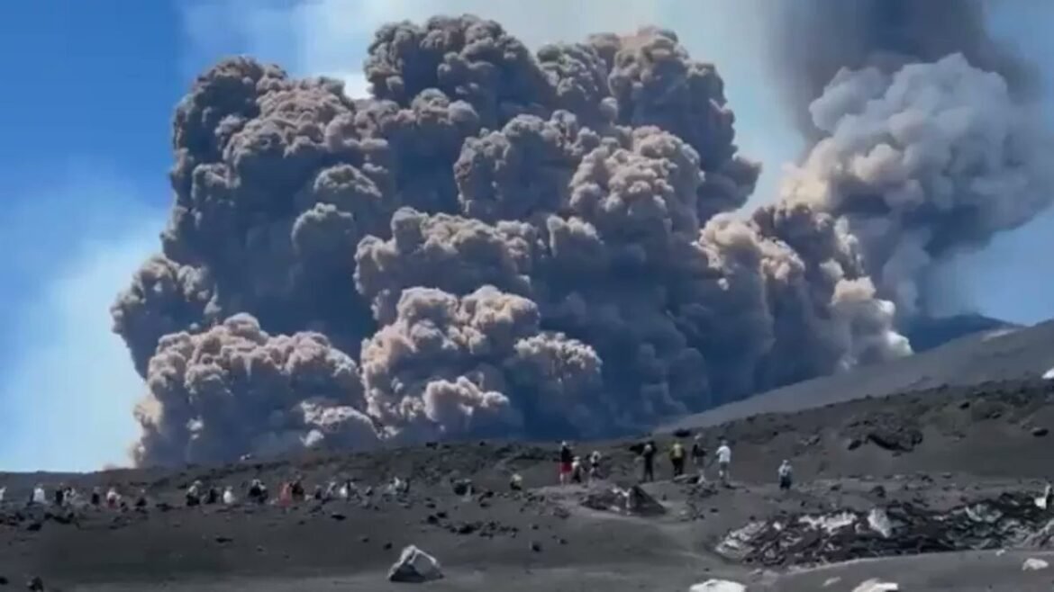 Volcán Etna entra en erupción