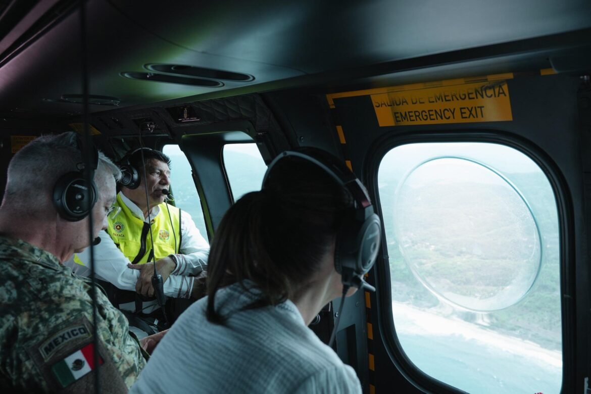 Realiza Sheinbaum sobrevuelo de evaluación en Oaxaca por huracán 'Erick'