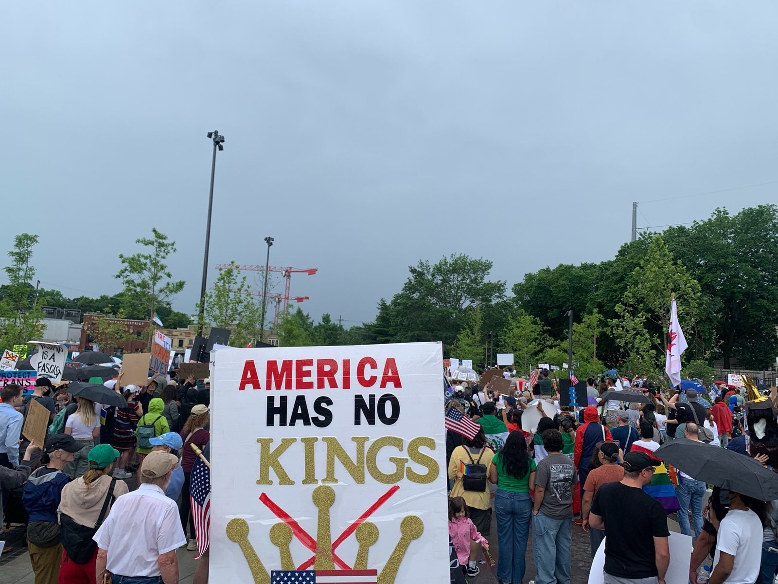 Bajo el lema “No Kings”, miles de personas protestan en EU