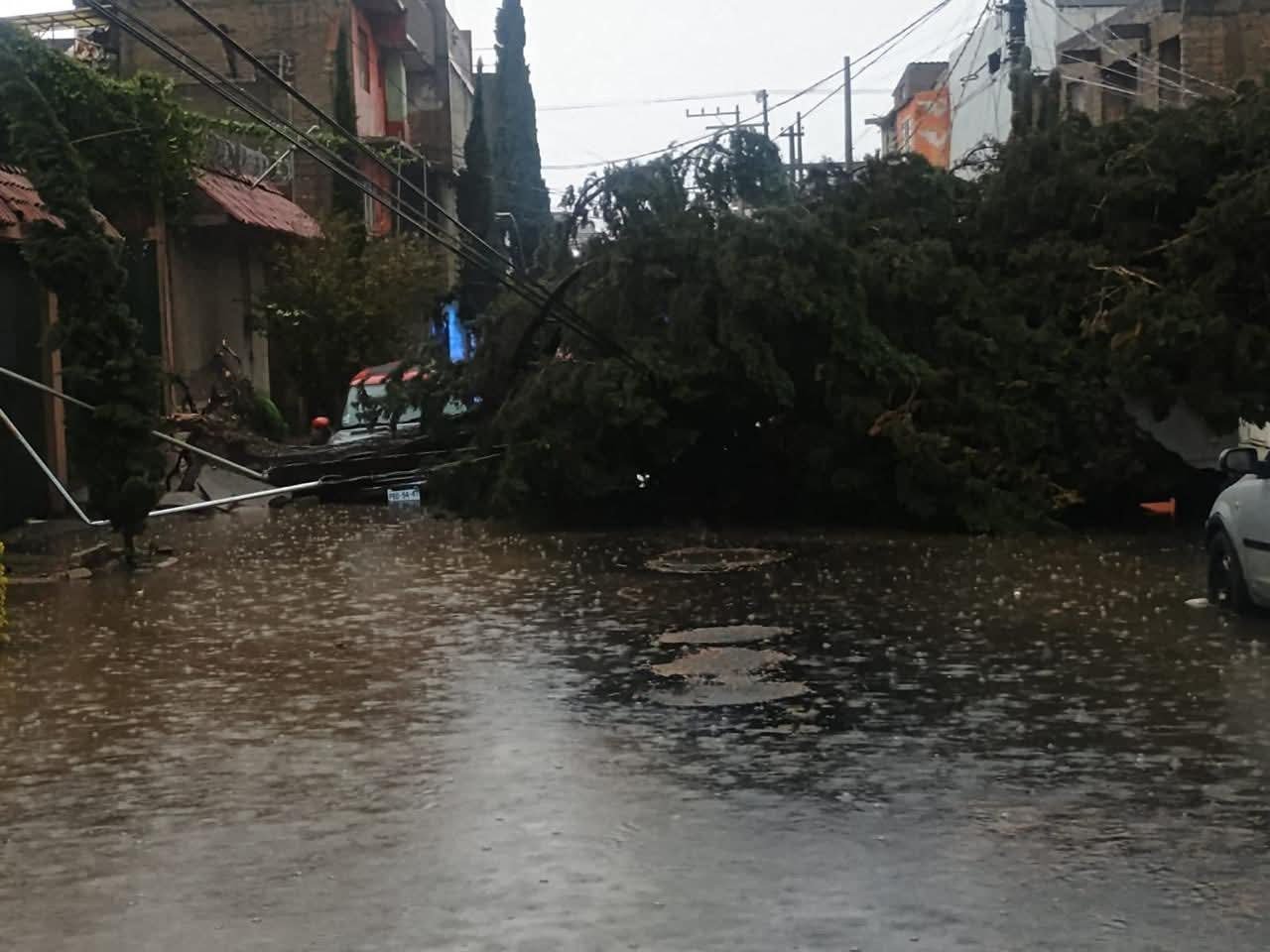 Tormentas colapsan vialidades y provocan caos en la zona oriente