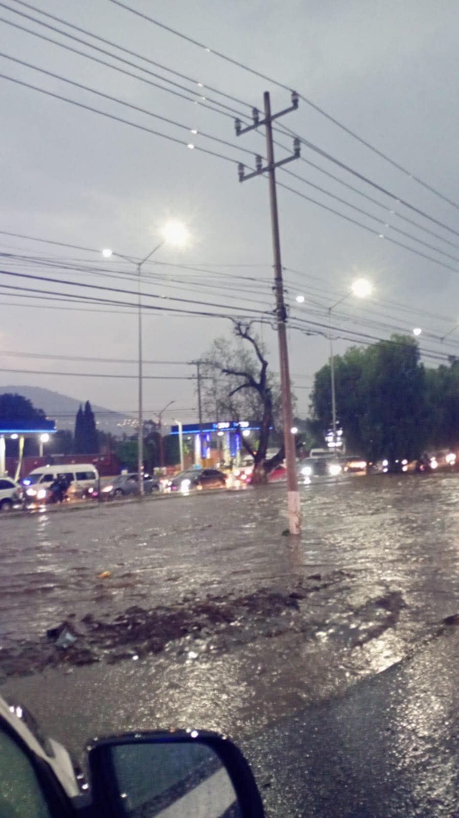 Tormentas colapsan vialidades y provocan caos en la zona oriente