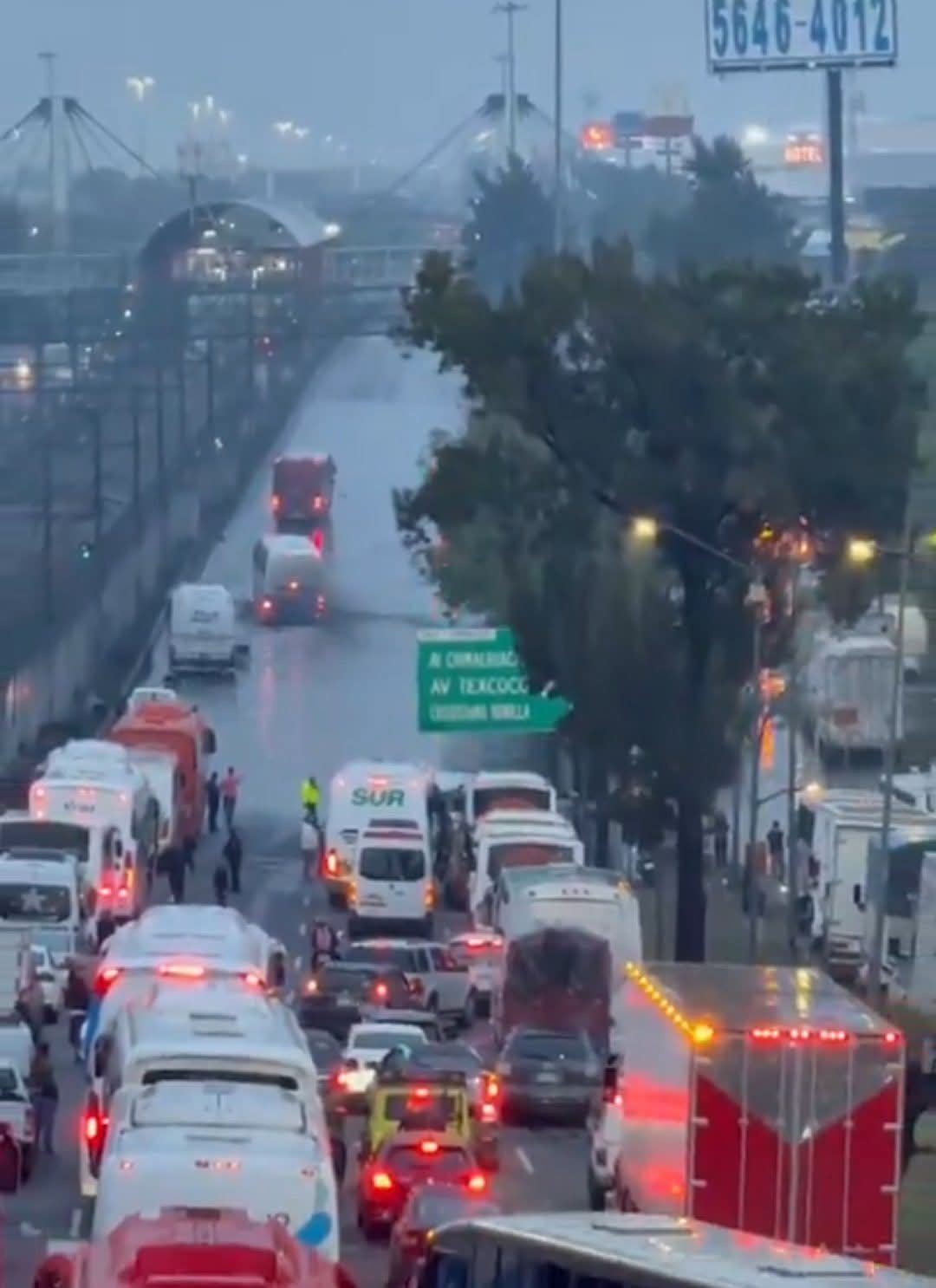 Caos vial por cierre del Metro y anegaciones en Zaragoza paraliza oriente de CDMX