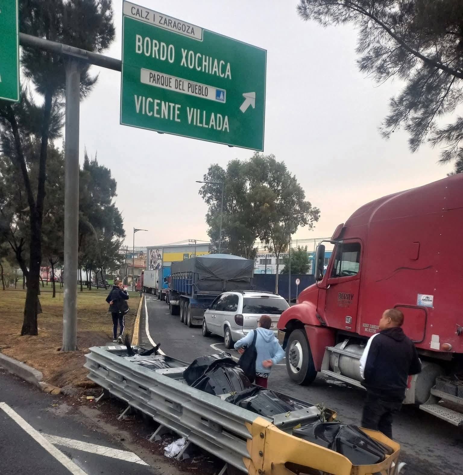 Caos vial por cierre del Metro y anegaciones en Zaragoza paraliza oriente de CDMX