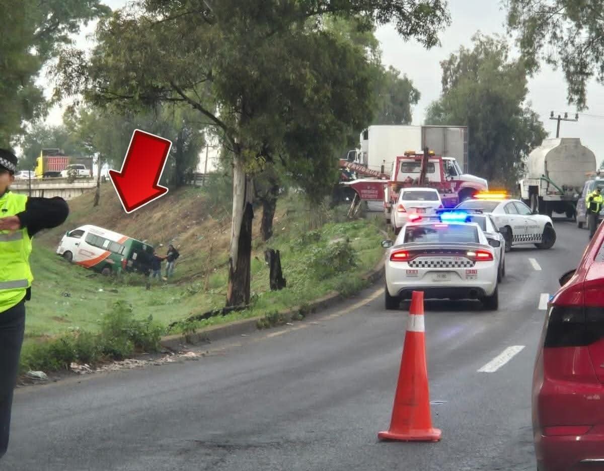 Urvan cae en canaleta tras ser cerrada por tráiler en la Texcoco-Lechería