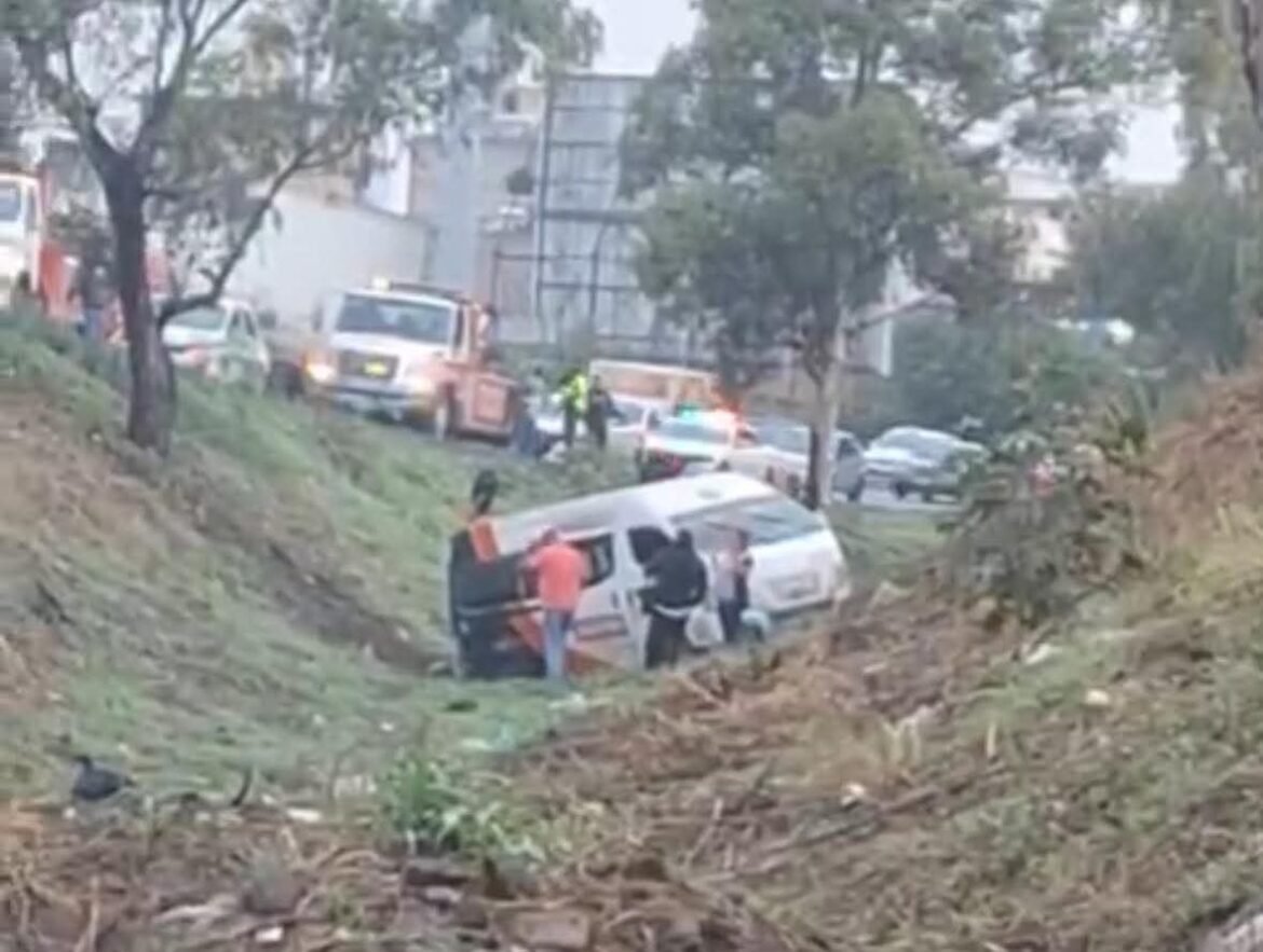 Urvan cae en canaleta tras ser cerrada por tráiler en la Texcoco-Lechería