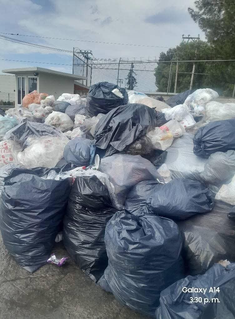 Acusan a plaza comercial en Tecámac de acumular basura por más de un mes