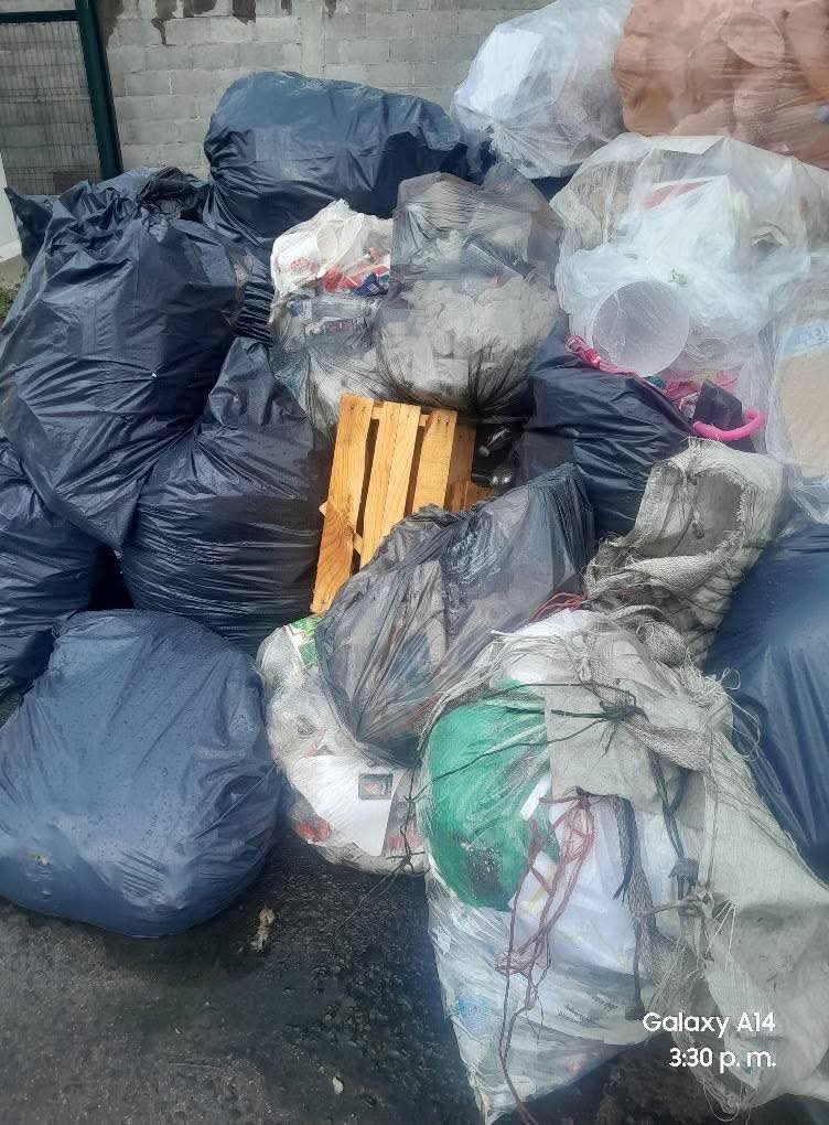 Acusan a plaza comercial en Tecámac de acumular basura por más de un mes