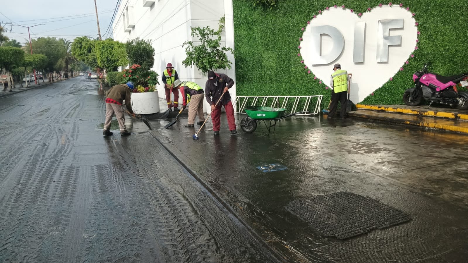 Autoridades municipales continúan con limpieza en IMSS y DIF tras fuertes lluvias