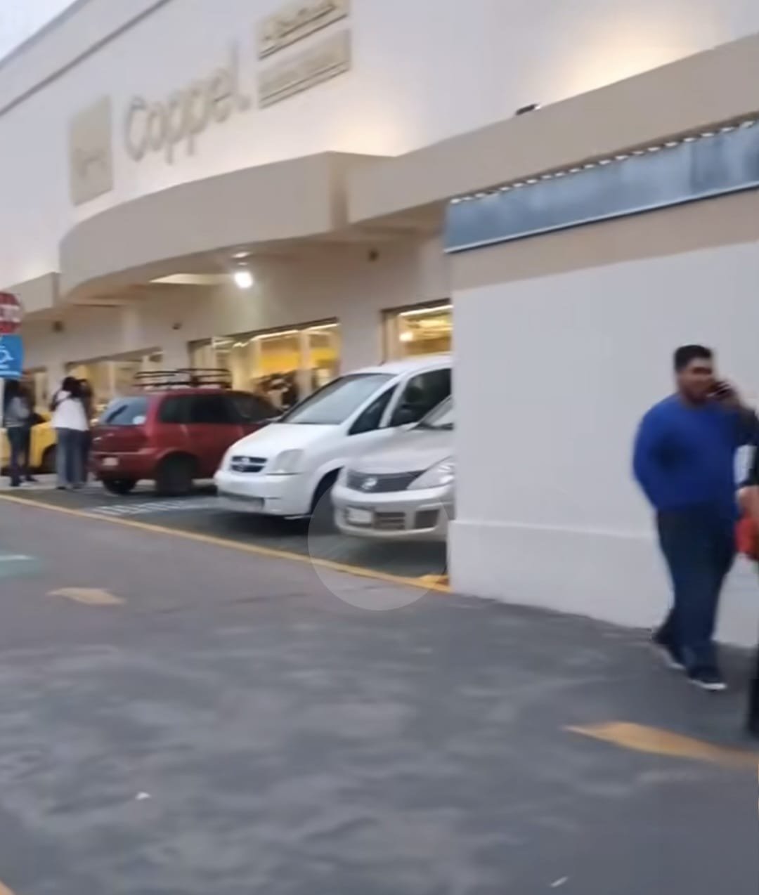 Roban camioneta en minutos en estacionamiento de Coppel, en pleno centro de Chalco